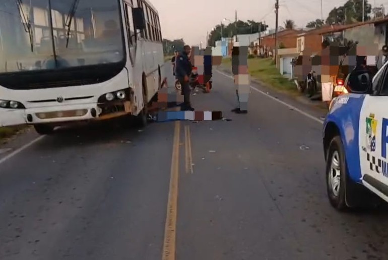Jovem morre e outro fica ferido em colisão entre ônibus e ciclomotor em Capela