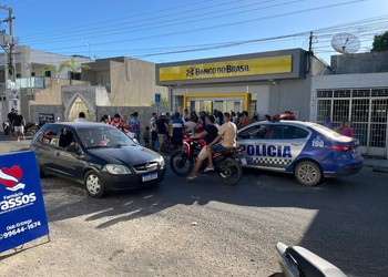 [VÍDEO] Mulher danifica equipamentos de banco após confusão em agência de Campo do Brito