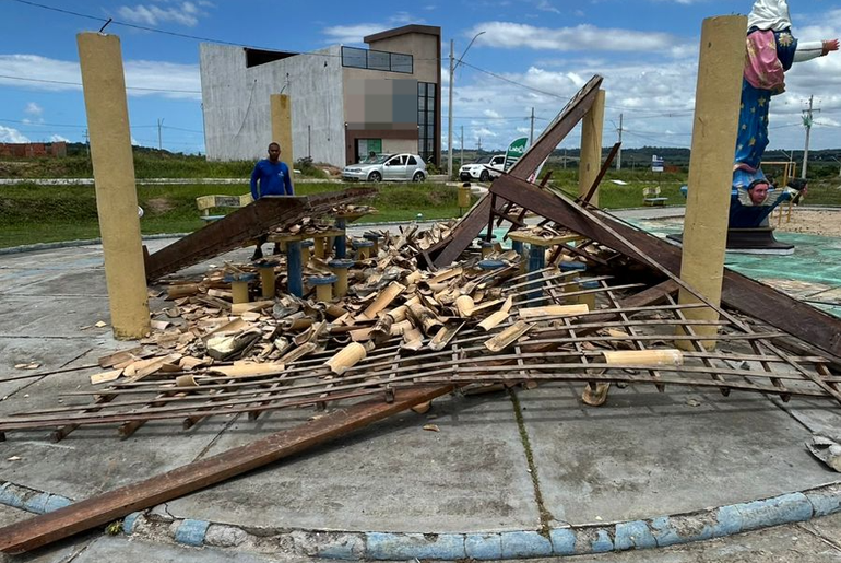 Teto de quiosque desaba e deixa homem ferido em Japaratuba