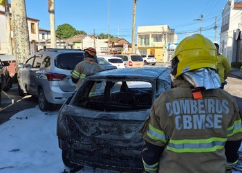 Carro em movimento pega fogo e incêndio atinge outros dois veículos em Estância