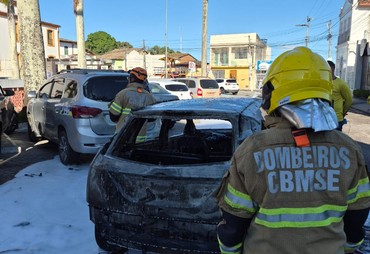 Carro em movimento pega fogo e incêndio atinge outros dois veículos em Estância