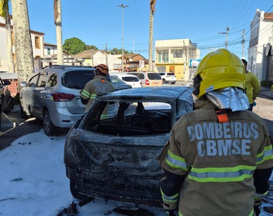 Carro em movimento pega fogo e incêndio atinge outros dois veículos em Estância