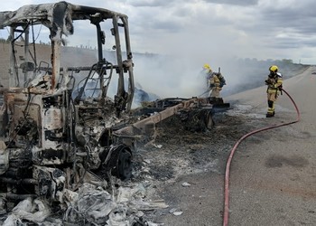 Incêndio destrói caminhão e atinge vegetação às margens da BR-235 em Carira