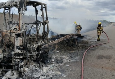 Incêndio destrói caminhão e atinge vegetação às margens da BR-235 em Carira
