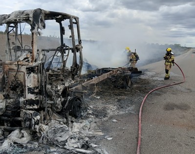 Incêndio destrói caminhão e atinge vegetação às margens da BR-235 em Carira