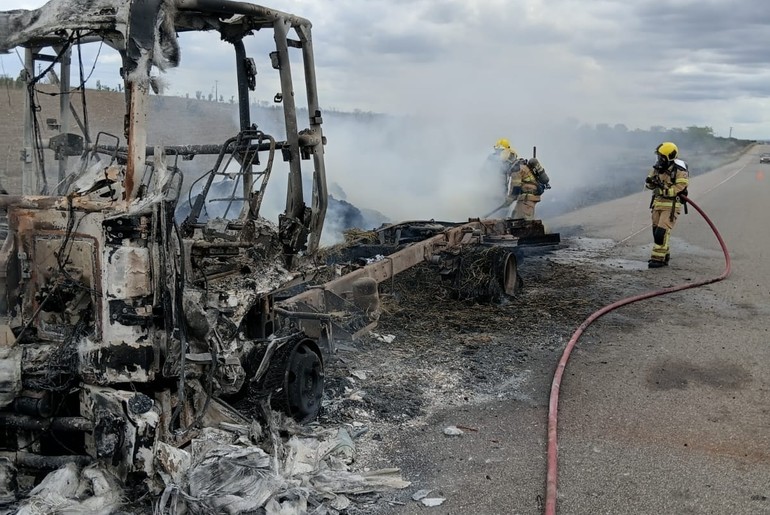 Incêndio destrói caminhão e atinge vegetação às margens da BR-235 em Carira