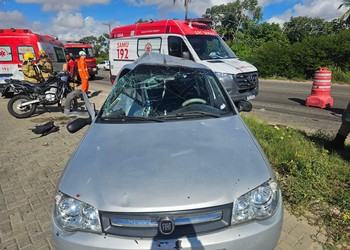 Colisão entre carro e moto deixa feridos na SE-100, na Barra dos Coqueiros