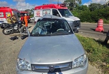 Colisão entre carro e moto deixa feridos na SE-100, na Barra dos Coqueiros