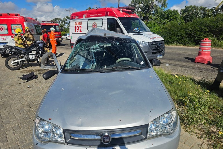 Colisão entre carro e moto deixa feridos na SE-100, na Barra dos Coqueiros