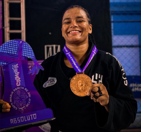 Com apoio do Grupo VSX, atleta sergipana de jiu-jitsu vence torneio em Alagoas