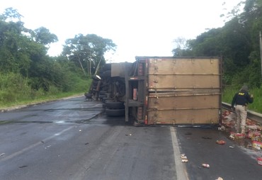 VÍDEO; Carreta tomba e interdita totalmente a BR-101 em Cristinápolis