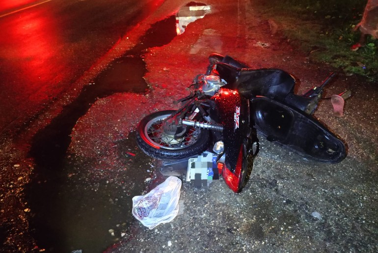 Colisão entre carro e motoneta deixa mulher ferida na SE-100