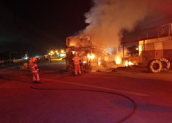 Incêndio destrói ônibus interestadual na BR-101 em Socorro