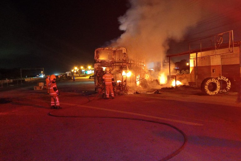 Incêndio destrói ônibus interestadual na BR-101 em Socorro