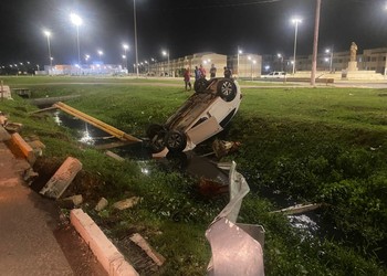 Carro com três ocupantes capota e cai em canal na zona sul de Aracaju durante a madrugada