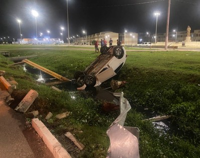 Carro com três ocupantes capota e cai em canal na zona sul de Aracaju durante a madrugada