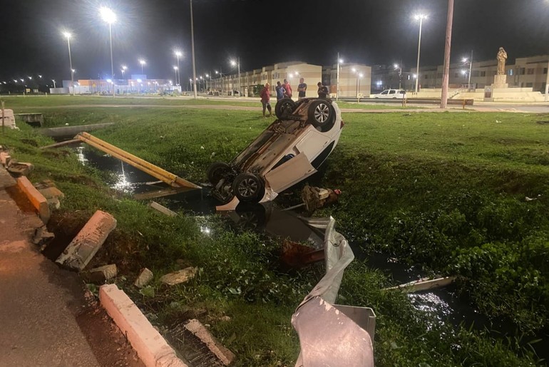 Carro com três ocupantes capota e cai em canal na zona sul de Aracaju durante a madrugada