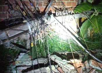 Colisão entre caminhão e postes e deixa moradores sem energia em São Cristóvão