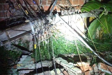 Colisão entre caminhão e postes e deixa moradores sem energia em São Cristóvão