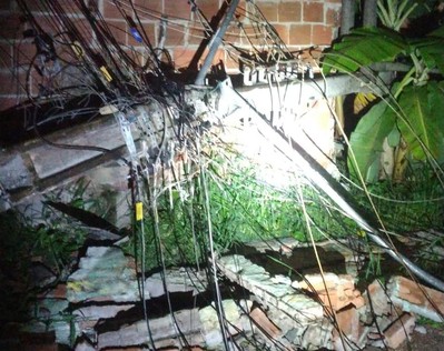 Colisão entre caminhão e postes e deixa moradores sem energia em São Cristóvão