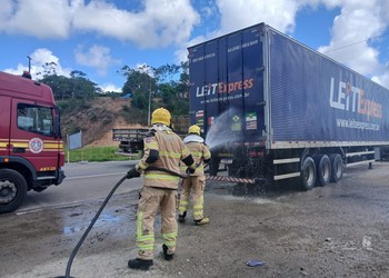 Carreta pega fogo às margens da BR-101 em Carmópolis