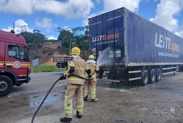 Carreta pega fogo às margens da BR-101 em Carmópolis