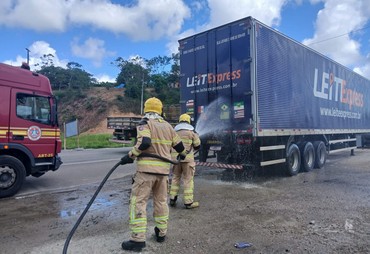 Carreta pega fogo às margens da BR-101 em Carmópolis