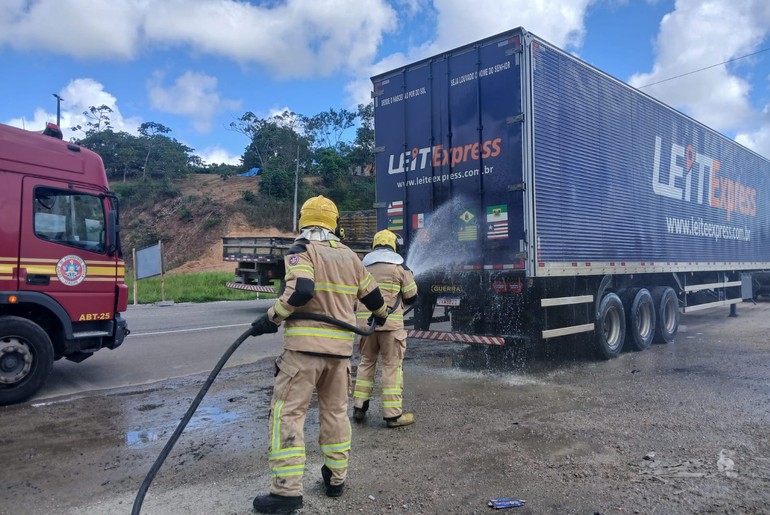 Carreta pega fogo às margens da BR-101 em Carmópolis