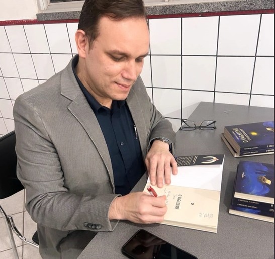Fredson Navarro faz noite de autógrafos do livro ‘O Vagalume’ no Dia do Jornalista