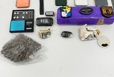 Trio é preso por tráfico de drogas em frente à Unit, na Farolândia