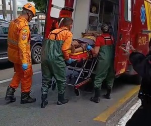 Motociclista fica ferido após cair em área de mangue na Atalaia