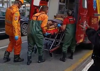 Motociclista fica ferido após cair em área de mangue na Atalaia