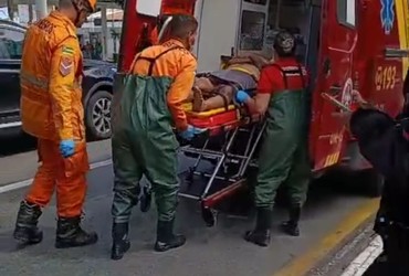 Motociclista fica ferido após cair em área de mangue na Atalaia