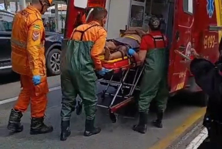 Motociclista fica ferido após cair em área de mangue na Atalaia