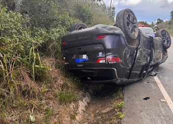 Carro capota e deixa três pessoas feridas na SE-065, em São Cristóvão