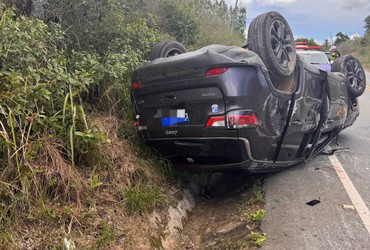 Carro capota e deixa três pessoas feridas na SE-065, em São Cristóvão