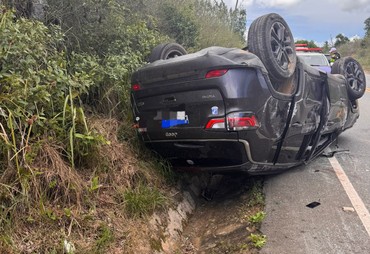 Carro capota e deixa três pessoas feridas na SE-065, em São Cristóvão