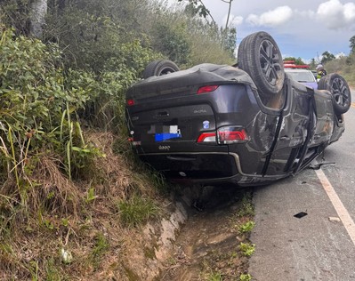 Carro capota e deixa três pessoas feridas na SE-065, em São Cristóvão