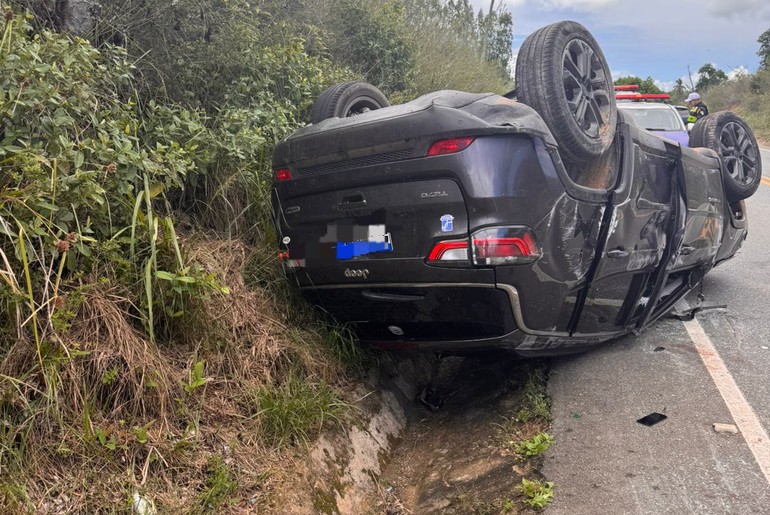Carro capota e deixa três pessoas feridas na SE-065, em São Cristóvão
