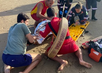 Suspeito de importunação sexual provoca tumulto e é agredido por banhistas na Praia da Aruana