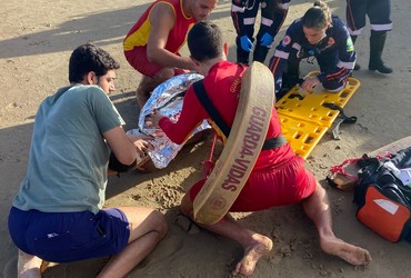 Suspeito de importunação sexual provoca tumulto e é agredido por banhistas na Praia da Aruana