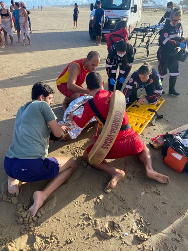 Suspeito de importunação sexual provoca tumulto e é agredido por banhistas na Praia da Aruana