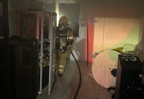 Fogo atinge ponto comercial na Atalaia e mobiliza bombeiros