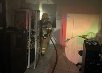 Fogo atinge ponto comercial na Atalaia e mobiliza bombeiros