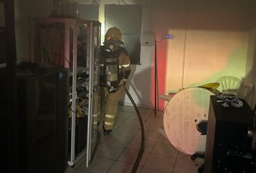 Fogo atinge ponto comercial na Atalaia e mobiliza bombeiros