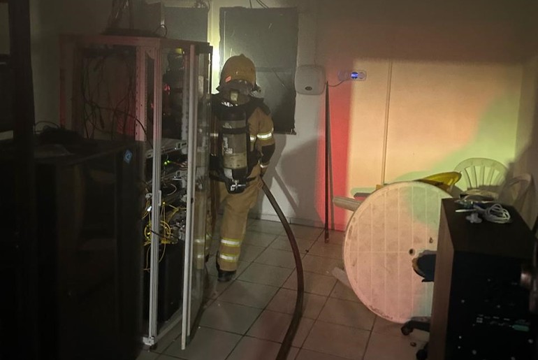 Fogo atinge ponto comercial na Atalaia e mobiliza bombeiros
