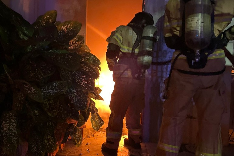 Casa pega fogo na Zona Norte de Aracaju