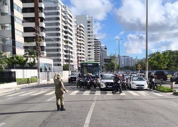 Colisão deixa semáforos apagados no Complexo das Palmeiras, em Aracaju