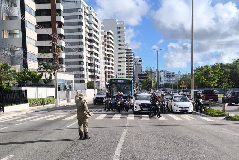 Colisão deixa semáforos apagados no Complexo das Palmeiras, em Aracaju