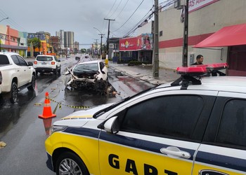 Acidente entre carro e mureta deixa quatro feridos na Av. Hermes Fontes